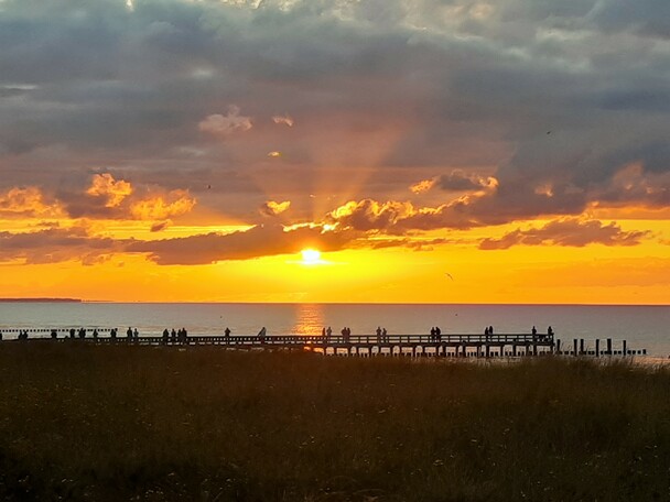 Sonnenaufgang am Strand von Zingst an der Ostsee - Mit guten Gedanken aus der 'Seelischen Hausapotheke' dringt das Licht des Geistes durch Nebel und Gew�lk unseres Alltags (Foto: Michael Ragg)